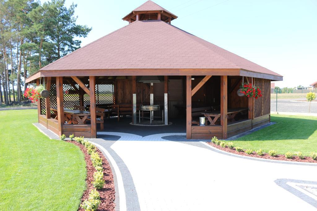 Bialy Dwor Bed & Breakfast Rychwal Exterior photo